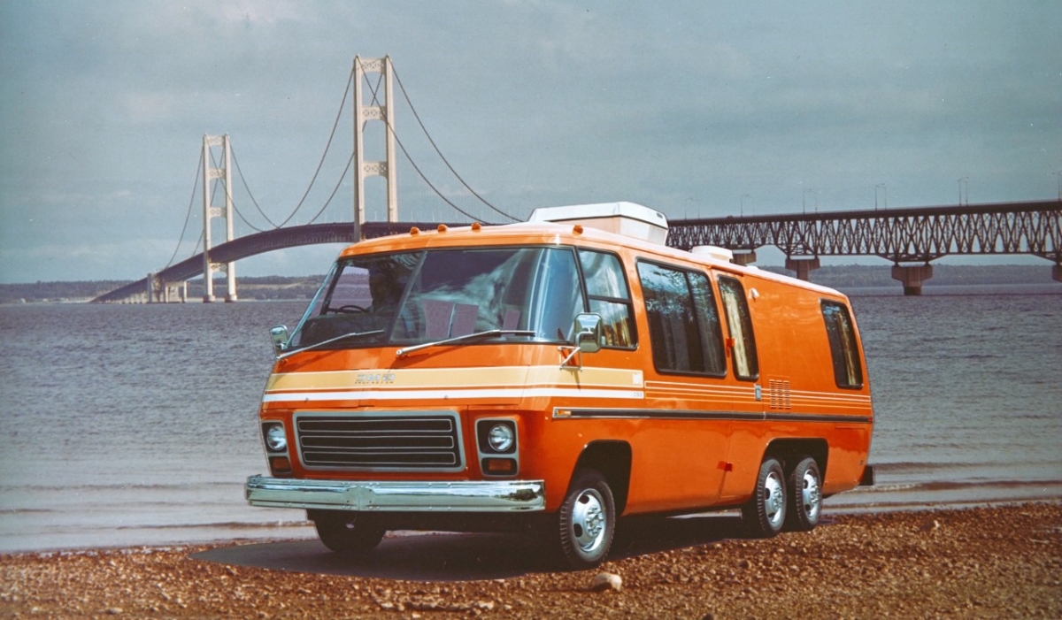 RetroCoast's tweet photo. 1973 GMC Motorhome
The GMC motorhome was produced from 1973 to 1978.

It was a revolutionary design: six wheels powered by a 455 big block with a high tech fiberglass body. #1970s https://t.co/fFTuOZ67si