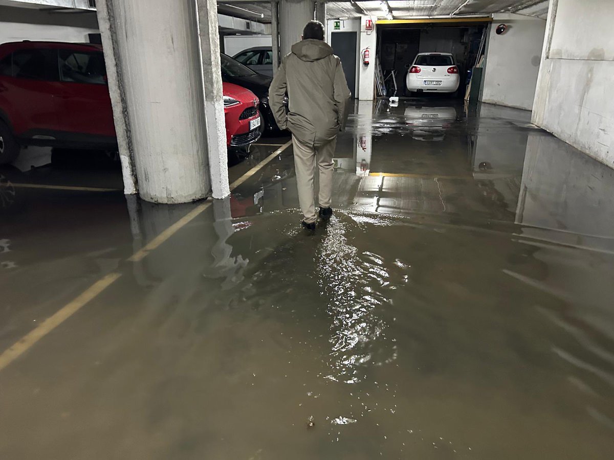 Desde el 25D, los vecinos de Ganduxer–Emancipació sufren un desastre por unas obras municipales mal ejecutadas: reventón de una tubería, inundaciones, Navidad sin agua ni luz y, 15 días después, los semáforos siguen apagados. 
Así gobierna Collboni: abandono e irresponsabilidad.