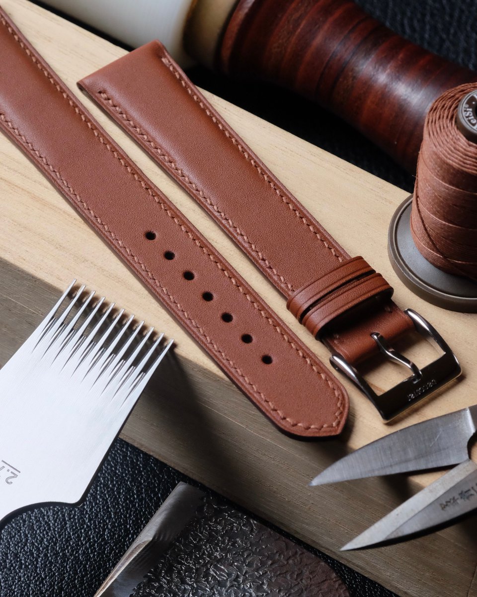AtelierDecoster's tweet image. Bracelet (bombé 4 à 2 mm) en Baranil fauve, fil ton sur ton (S), peinture ton sur ton et boucle silver #atelierdecoster #decoster #artisan #handmade #handstiched #handmadeinbelgium #madeinbelgium #handmadewatchstrap #bespokewatchstrap #customwatchstrap #handmadeleatherwatchstrap