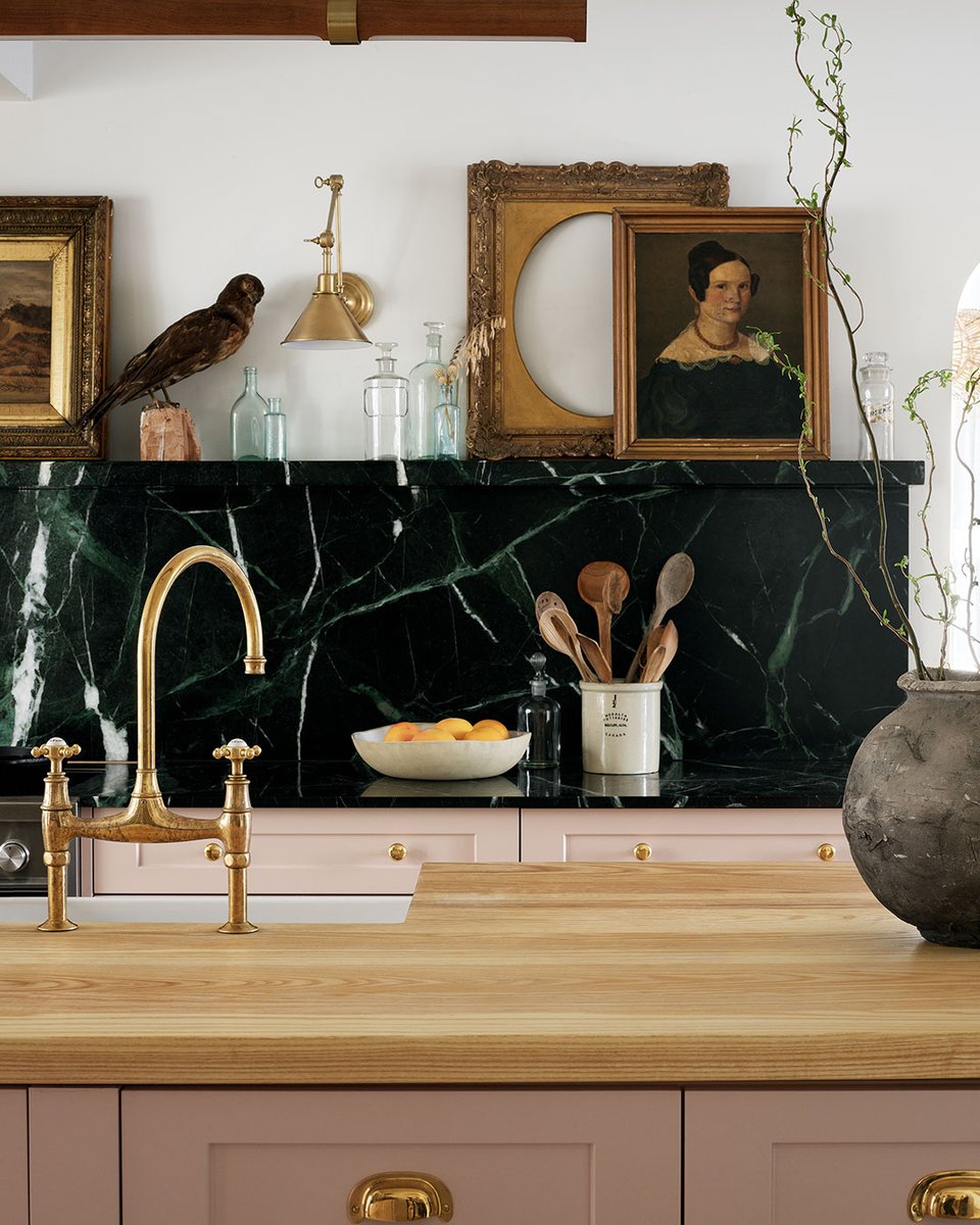 Dans cette cuisine, les armoires supérieures ont été remplacées par une étagère en marbre vert Véria. «Je l’utilise pour exposer des objets d’art vintage, des vases et des curiosités », dit  @christineflynnart. bit.ly/4iJoNp9

<a href="/patrickbiller/">Patrick Biller</a> @jenngarnettdesign