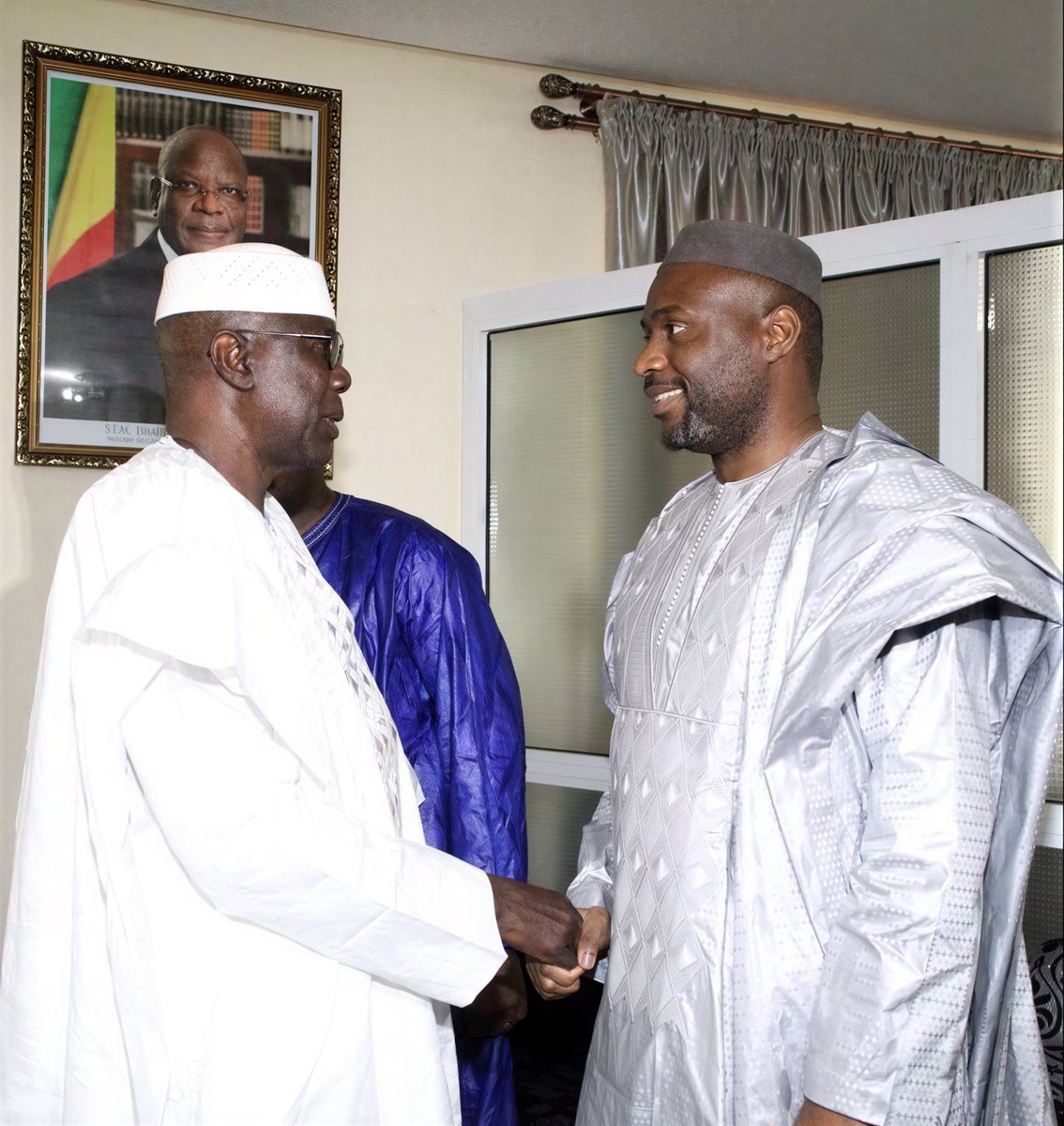 Ce jour-là, le 8 janvier 2015

Moussa Mara (39 ans) présentait sa démission du poste de Premier ministre au Président Ibrahim Boubacar Keïta, après avoir perdu le soutien du Rassemblement
pour le Mali (RPM).

Le chef de l'État désignait immédiatement Modibo Keïta (72 ans), ancien