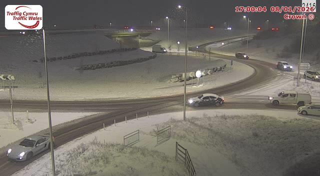 MetWatchUK's tweet image. Snowing on the higher parts of the A465 near Merthyl Tydfil this evening! Should start to snow more widely across the Midlands tonight with 5-10cm possible.
#uksnow #StormGorreti