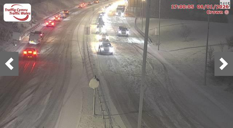 MetWatchUK's tweet image. Snowing on the higher parts of the A465 near Merthyl Tydfil this evening! Should start to snow more widely across the Midlands tonight with 5-10cm possible.
#uksnow #StormGorreti