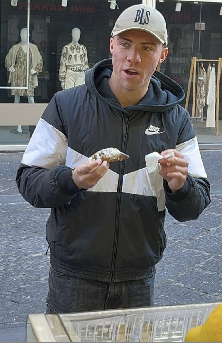 Preso cannolo con la mano. Chiedo intervento del Var