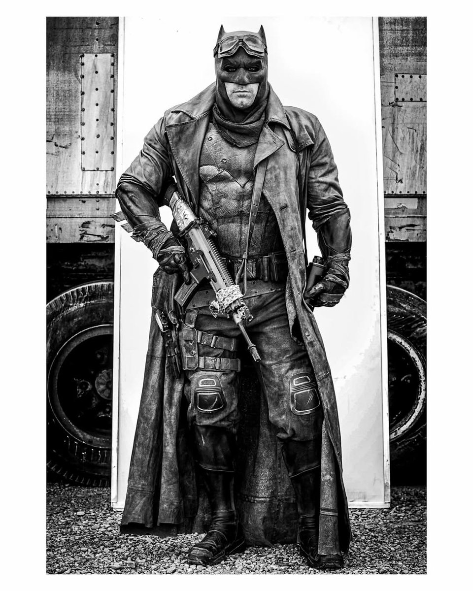 TomMCJL's tweet image. Zack Snyder teases his original JUSTICE LEAGUE SAGA plans.

“Bruce Wayne, on the run in a broken future-hunted by Parademons and you know who. A world lost. A last gamble. One chance to send Flash back &amp;amp; reset everything - The Knightmare timeline where hope is almost extinct.”