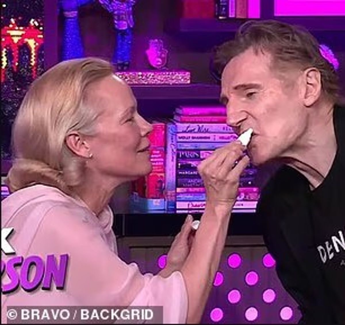 dumbtwt7's tweet image. i can't stop laughing at how he leaned over, without saying anything and she put her lip gloss on him. a man who supports your business or nothing.