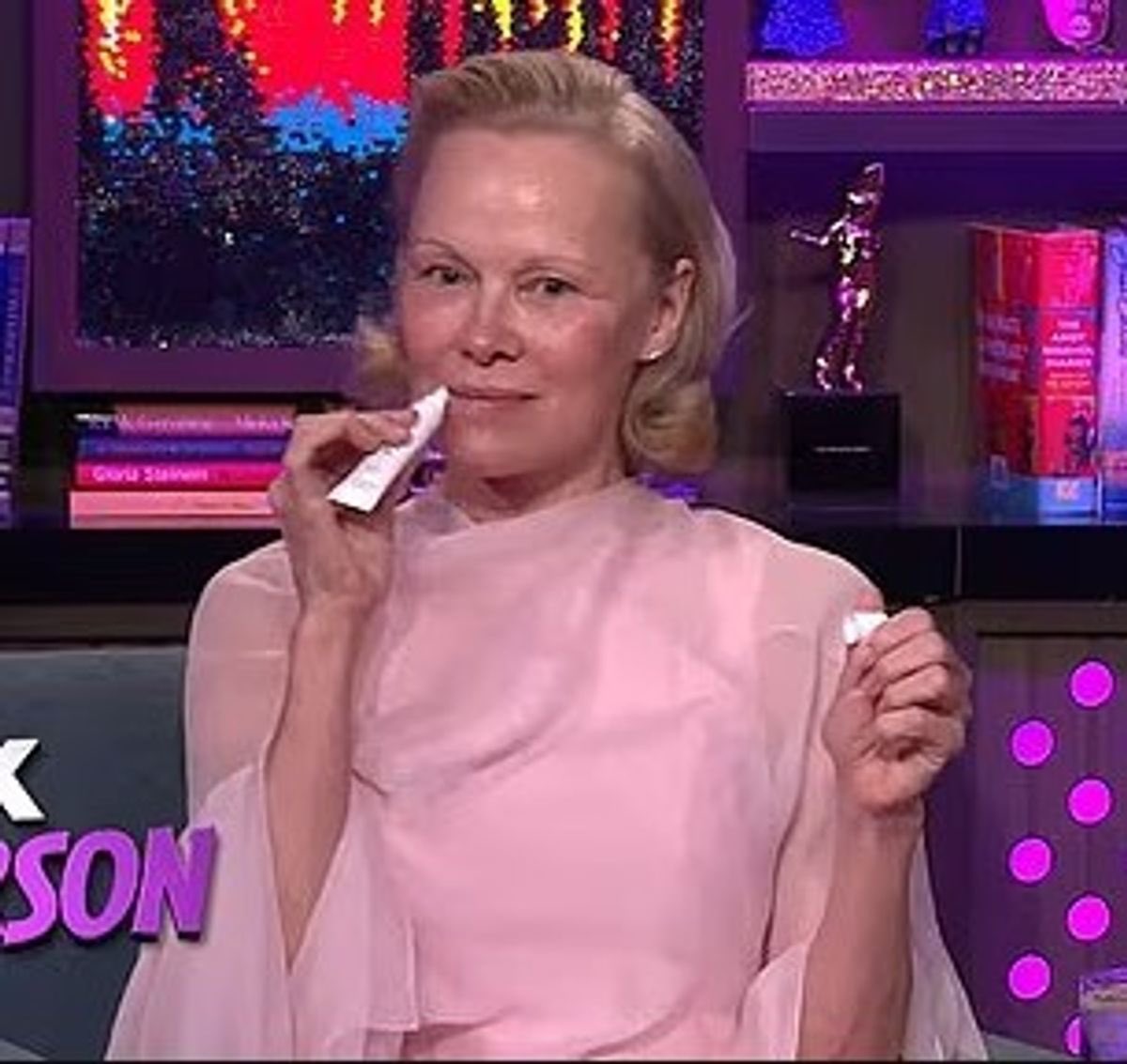 dumbtwt7's tweet image. i can't stop laughing at how he leaned over, without saying anything and she put her lip gloss on him. a man who supports your business or nothing.