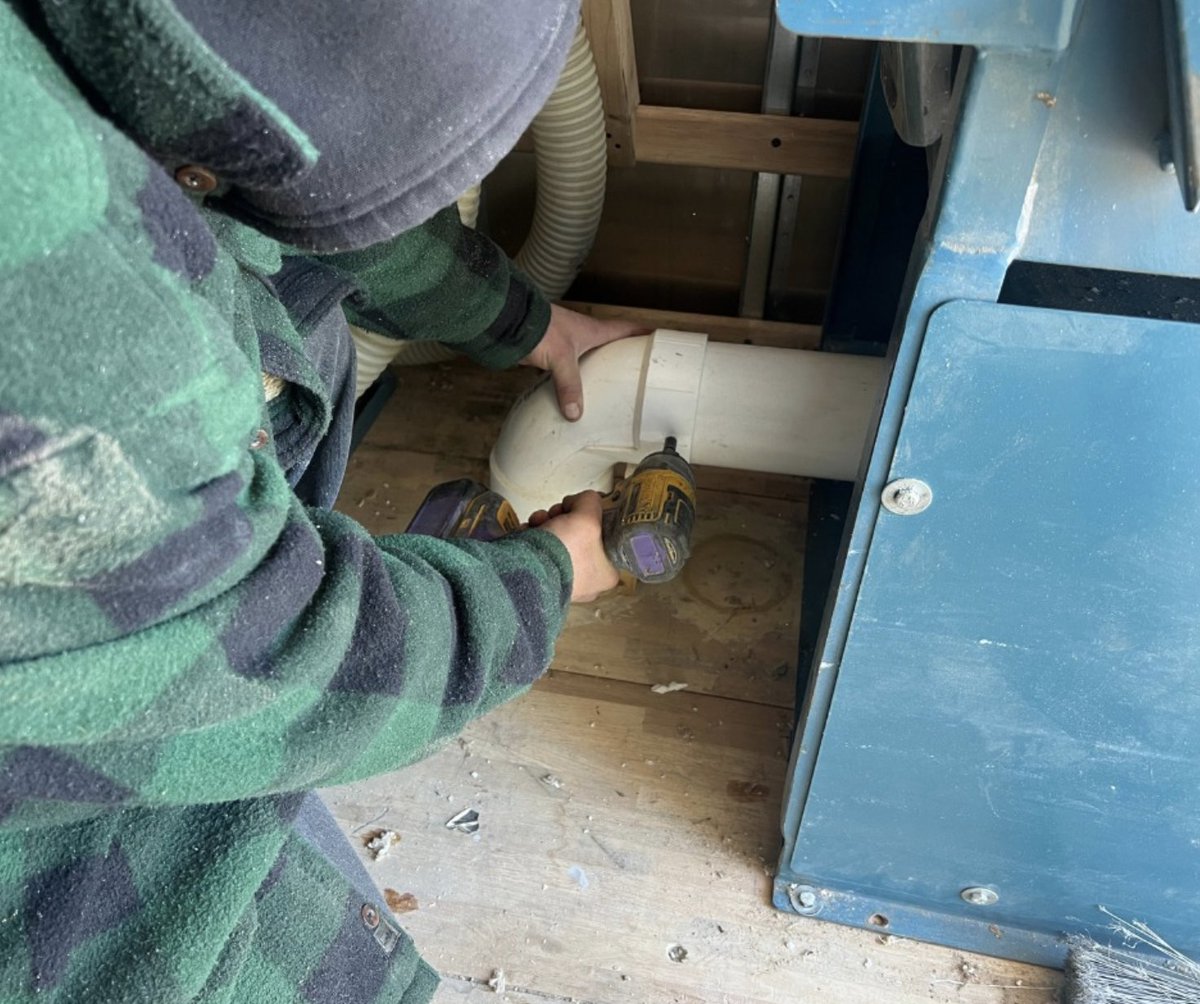 Keeping things running smoothly! 🛠️ Our team is performing routine maintenance on the insulation machine to ensure top performance and efficiency. A well-maintained machine means better service and energy savings for the communities we serve!
#EnergyEfficiency