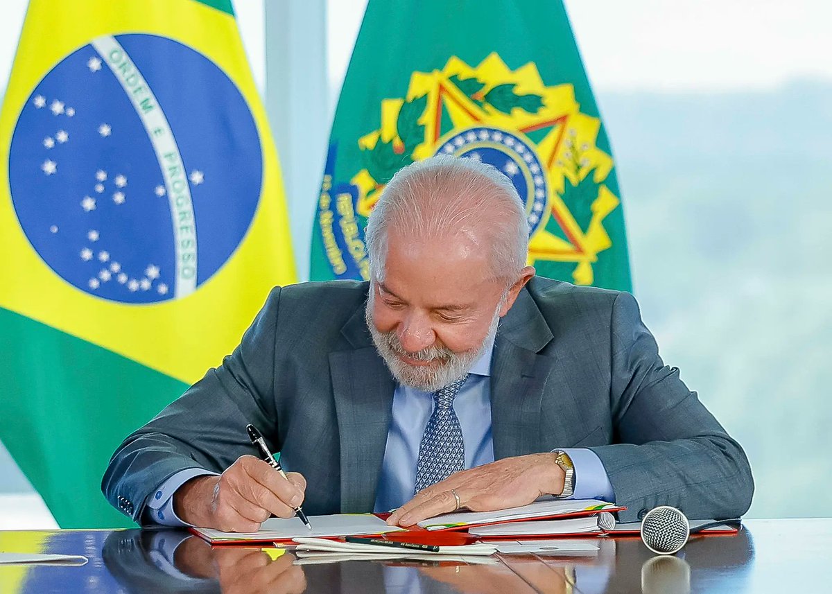 🇧🇷 BOAS NOTÍCIAS

Hoje, 3 anos depois dos ataques golpistas de 8 de janeiro, o Presidente Lula VETOU o Projeto de Lei da Dosimetria.

Esse projeto, na prática, concederia anistia pra Bolsonaro e sua organização criminosa pelo crime de tentativa de abolição do Estado Democrático.