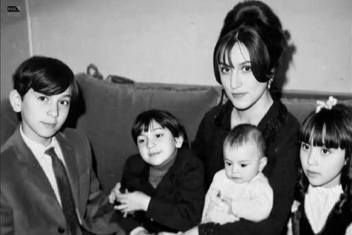 fmakhzoumi's tweet image. ببالغ الحزن والأسى ننعى وفاة هلي الرحباني نجل السيدة فيروز، الذي فارق الحياة اليوم بعد حياة مليئة بالتحدّي. 
رحم الله الفقيد وأسكنه فسيح جنانه، ونتقدّم بأحر التعازي إلى السيدة فيروز وأسرة الرحباني ومحبيهم في لبنان والعالم العربي.