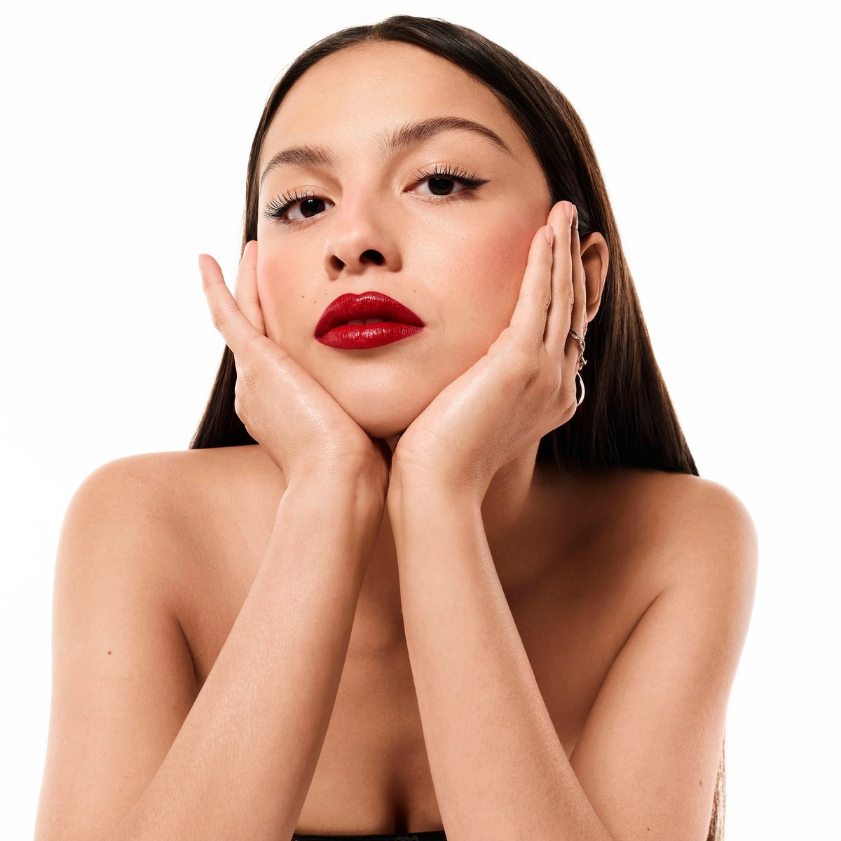 SeriesBrasil's tweet image. Olivia Rodrigo destaca LOVE, palavra que é aposta dos fãs para o título do seu novo álbum, em colar de sua coleção oficial.