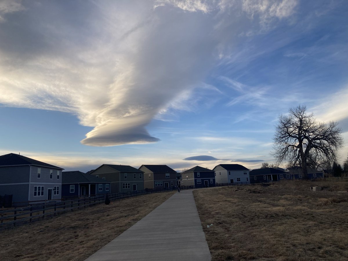 LauraGYoung's tweet photo. @ZachWX_ Same cloud, slightly different angle. (The reflections in your pic made it even more epic. Thanks for sharing!) https://t.co/atIK8C66Nq