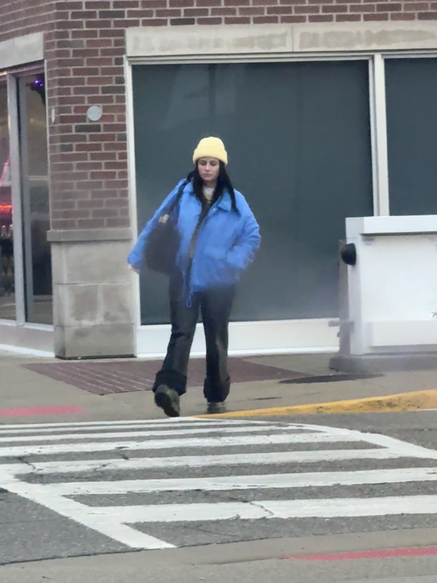 darthvanner's tweet photo. spotted: @swifferbetty stuns in metro detroit ahead of the @Canucks vs @DetroitRedWings #doanhers https://t.co/ISDrK6O6NE