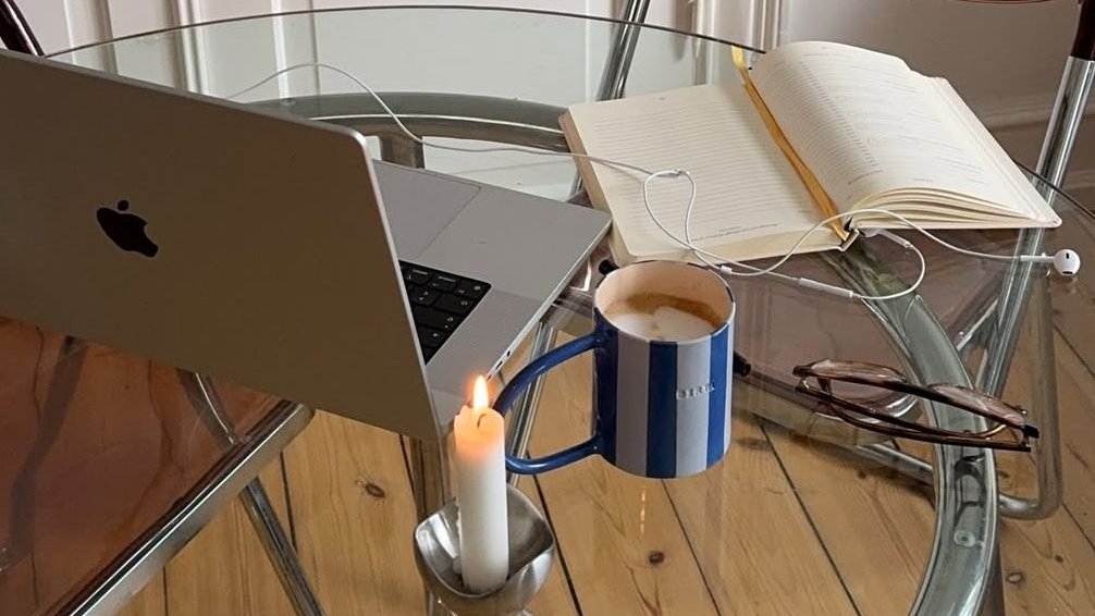 pilatesgirly's tweet image. drink your coffee, read your books and collect degrees