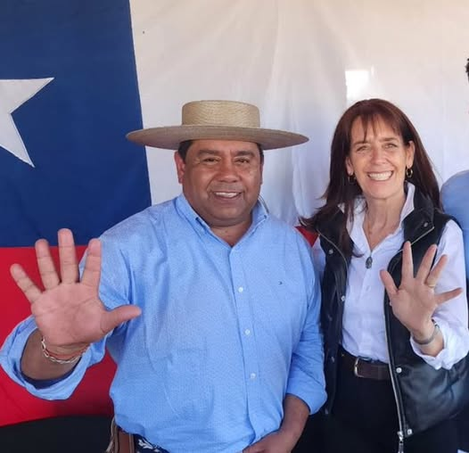 Alcalde de Colbún fue detenido por la PDI y quedó libre tras pagar fianza de $114 millones.
¿De qué partido es?: Sí, del partido “El único sexo seguro es el
que no se ejerce”.
Está procesado por el caso de las facturas ideológicamente falsas generadas por la "Constructora