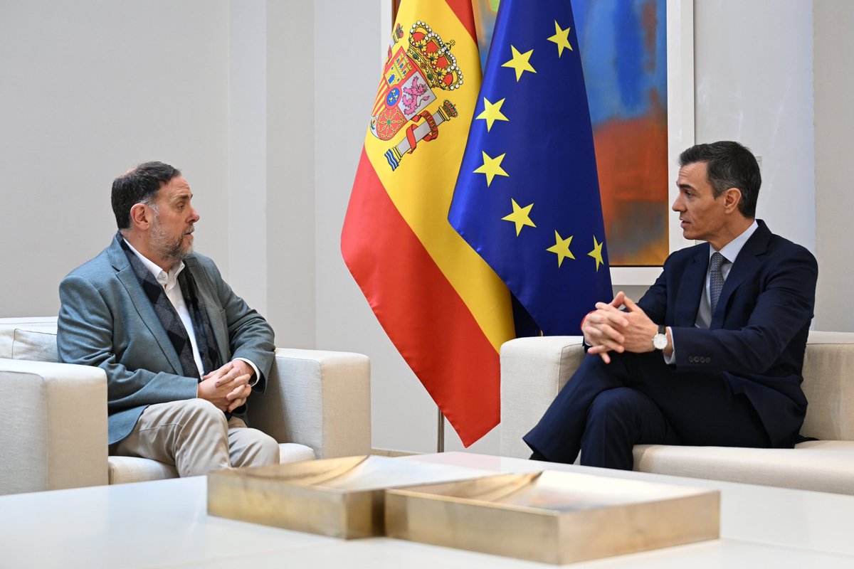 PacoCastanares's tweet image. Hoy se han reunido en La Moncloa Sánchez y Junqueras, en lo que ha sido una simple operación de compraventa de votos que, además, no servirán para que España tenga presupuestos, según ha declarado el líder independentista, en su día condenado e inhabilitado por sedición y…