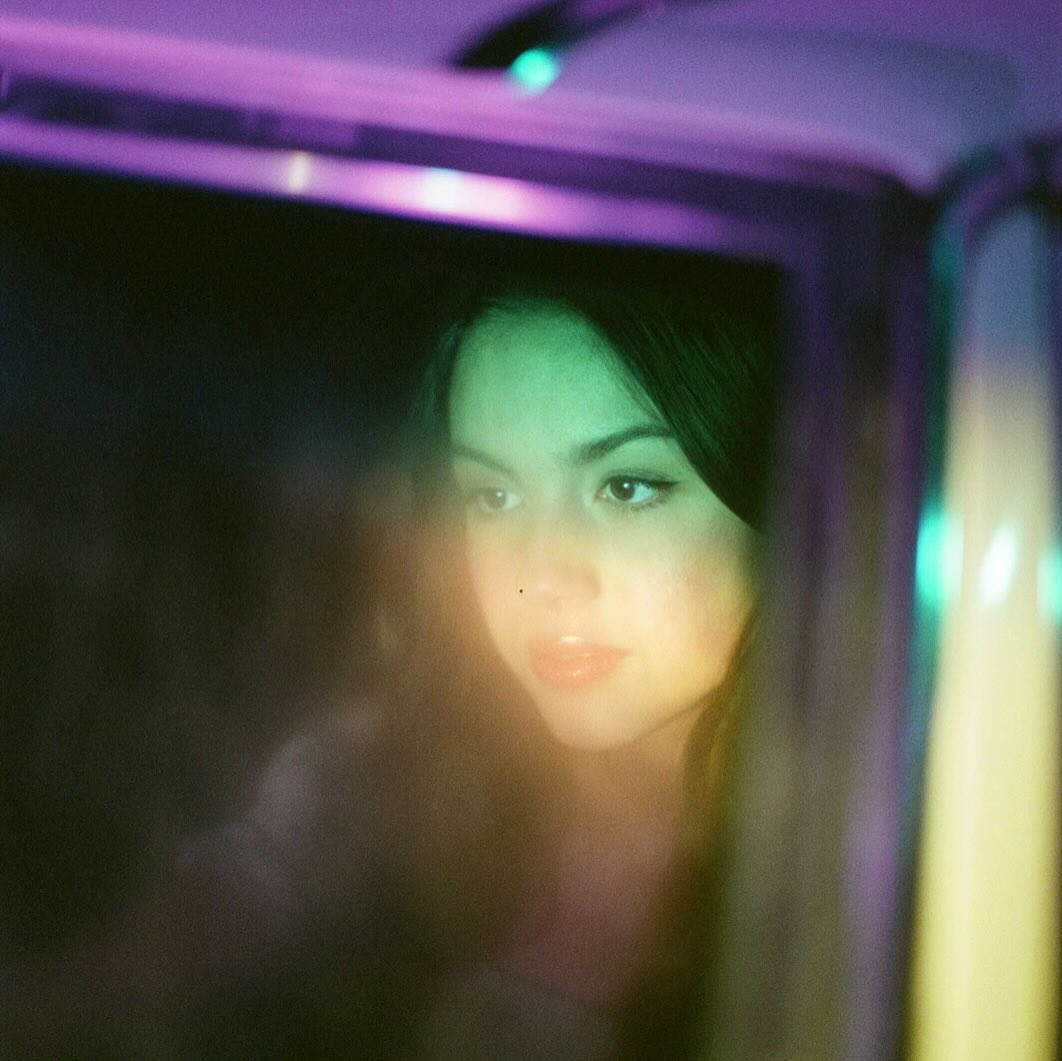 DailyRodrigo's tweet photo. Olivia celebrating ‘drivers license’’s anniversary via her Instagram 💜

“happy 5 years of drivers license!!! looking back at these pics I feel like I look like a baby but it also feels like just yesterday lol. this song has totally changed my life in ways I still can't totally wrap my head around. I'm forever grateful for this magical chapter and I can't wait to scream red lights stop signs with u guys at every concert I play for the rest of my life! happy birthday DL 🎂🎂🎂”