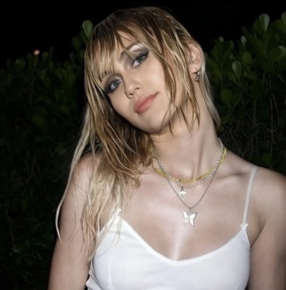 Miley Cyrus is coming 🚨

Miley has covered her tattoos and is currently filming outside LA studio 
- photos uploaded via Tish Cyrus instagram