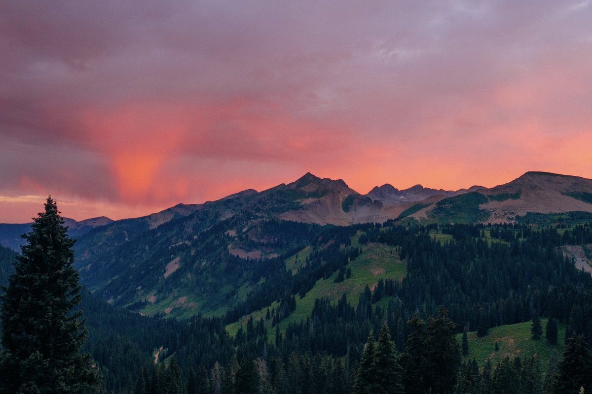 nev_in_color's tweet photo. last light in the mountains https://t.co/7WAjZidAHC