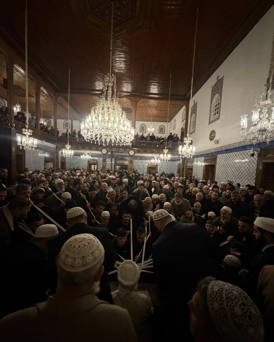 Nakşibend Şâhı birgün sohbet ederken şöyle buyurdu;

Biz bu yola çıkarken sadece iki yüz kişiydik..!

O ks. ise bu yola çıkarken şöyle buyurdu;

Ne bir ajandamız nede bir hazırlığımız var ama biz Babamızdan ks. şöyle duyduk bu kapı mazlumları sever..”

Allah cc bizleri ayırmasın.