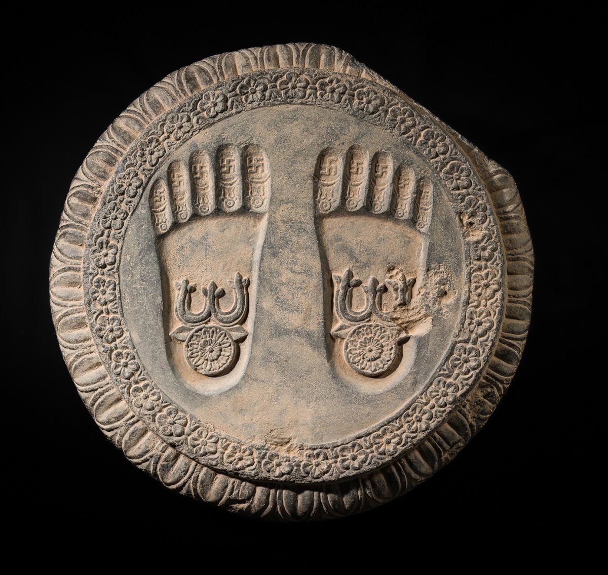SatavahanasIN's tweet photo. Footprints of Lord Buddha (Buddhapada)
3rd century CE, Gandhāra https://t.co/VduhRxSDum