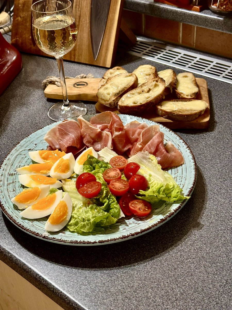 mc_macek's tweet photo. 🍀Klidný večer všem 🍷
Dnes vaří šéfkuchař Lednice – menu „co dům dal“ 😂🇮🇹
Minimum práce, maximum pohody.
Ať je večer klidný, talíř plný a hlava prázdná🤣🤣
#odplotny https://t.co/LSwETXOC0Y