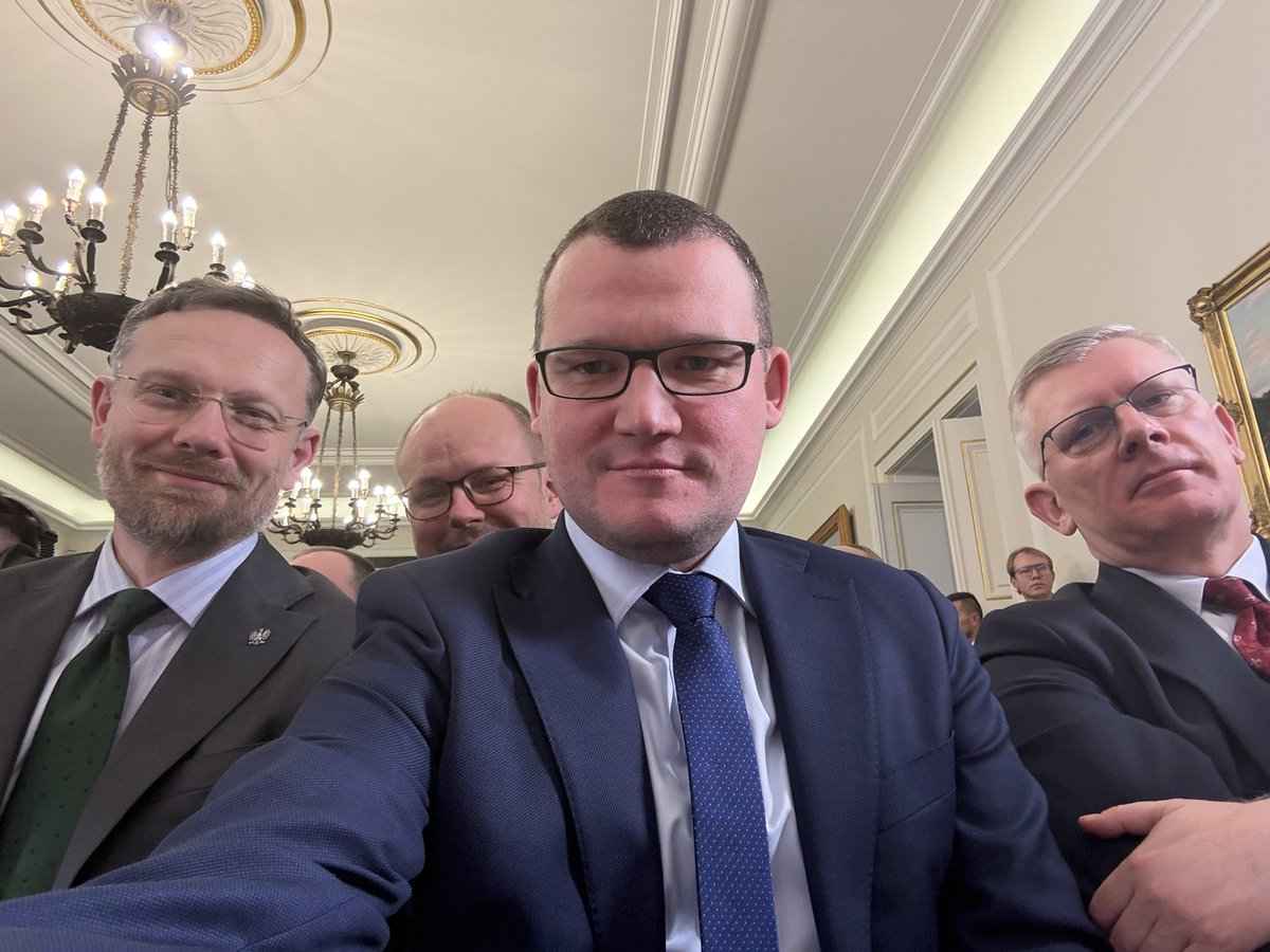 W Belwederze trwa debata Prezydentów <a href="/NawrockiKn/">Karol Nawrocki</a> i <a href="/AndrzejDuda/">Andrzej Duda</a> . Pozdrawiamy razem z min. <a href="/BoguckiZbigniew/">Zbigniew Bogucki🇵🇱</a>, <a href="/Cenckiewicz/">Sławomir Cenckiewicz</a> i <a href="/marcin_przydacz/">Marcin Przydacz</a>! 🇵🇱🇵🇱🇵🇱