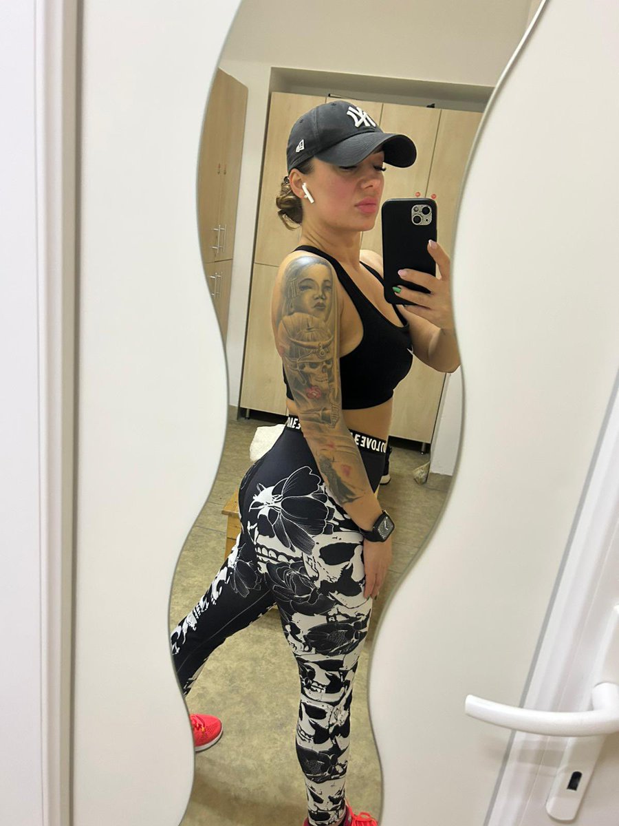 Adrienn😈 tweet media