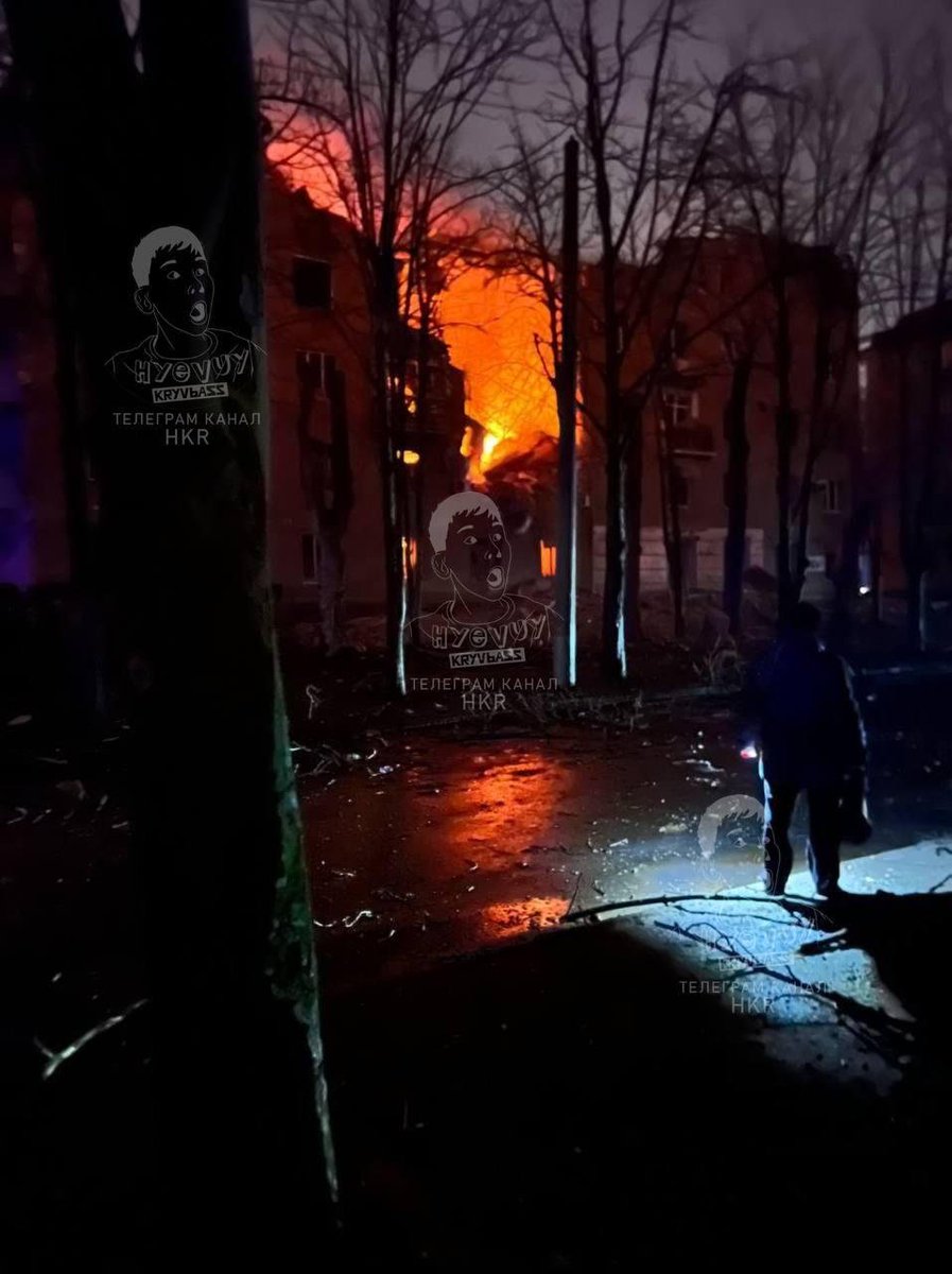 Баллистические ракеты, запущенные из Крыма, разрушили жилые многоэтажки в Кривом Роге, много пострадавших.

Один из домов просто разрублен напополам.