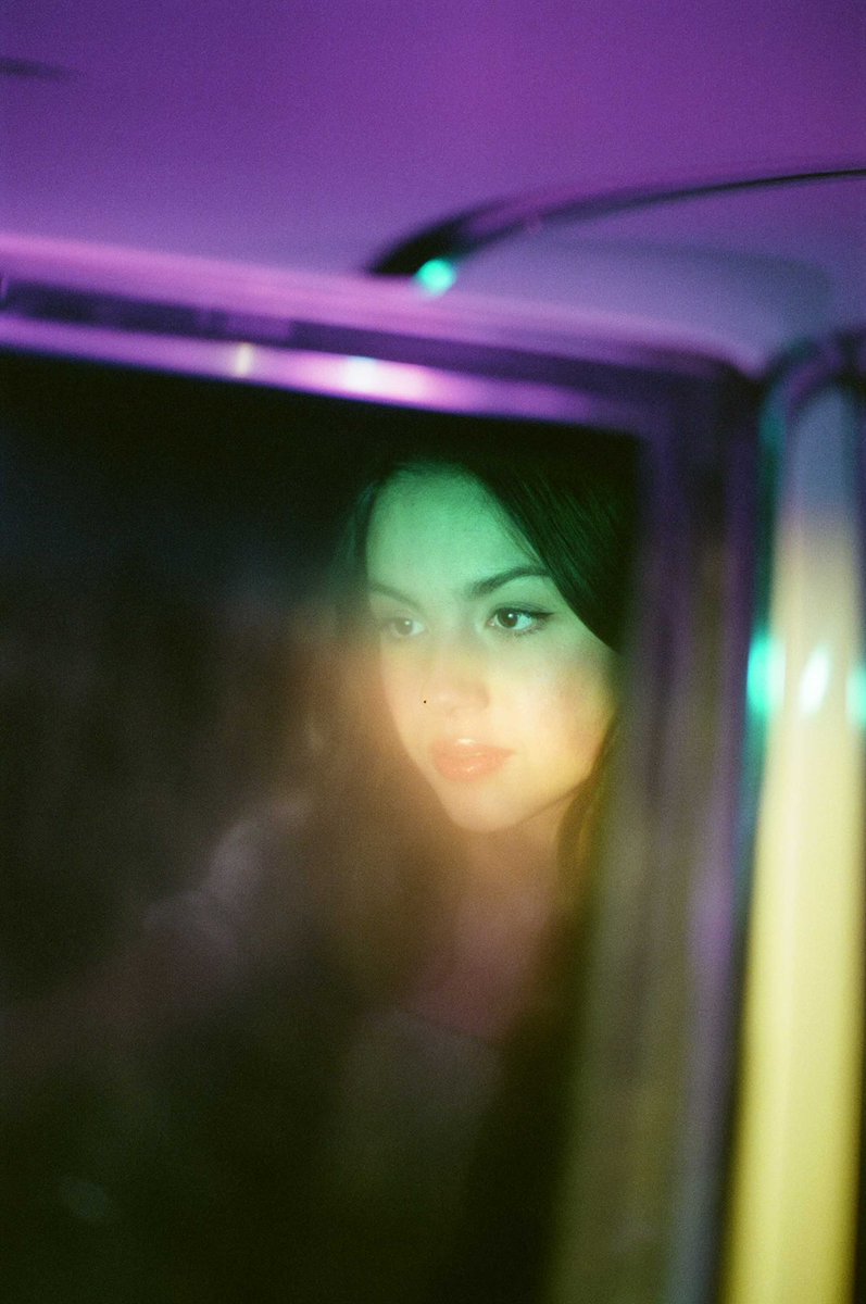 oliviarodrigo's tweet image. happy 5 years of drivers license!!! looking back at these pics I feel like I look like a baby but it also feels like just yesterday lol. this song has totally changed my life in the most beautiful ways. can’t wait to scream red lights stop signs at my concerts for many more years…