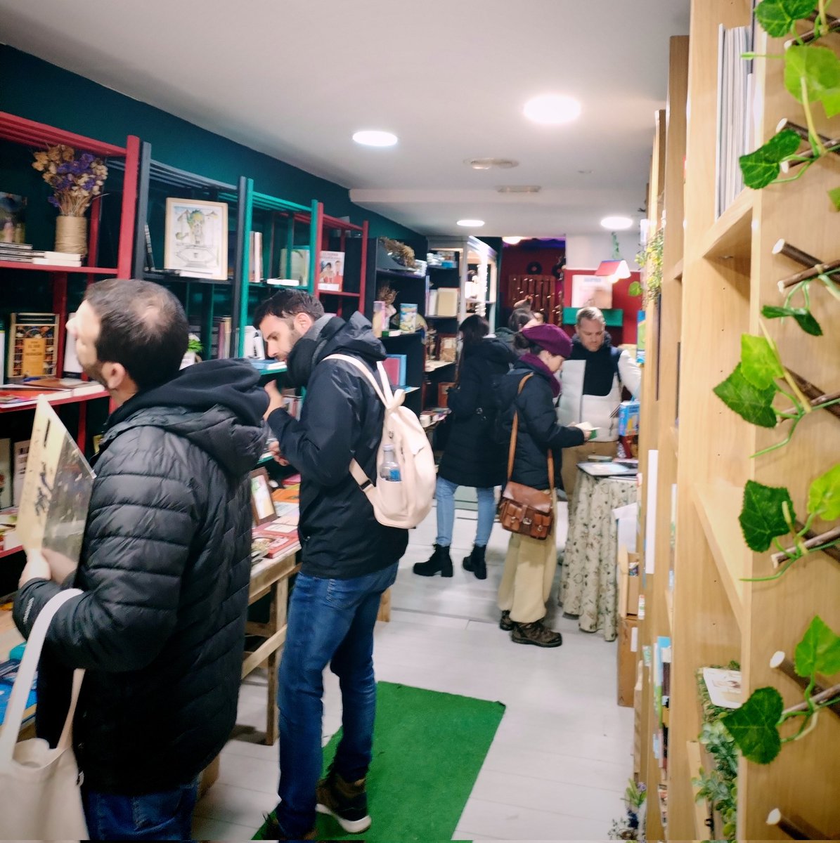 Navidades:
El 5 de diciembre fue el encendido navideño, el 10 murió Robe; cómo desentonaba en el corazón ver ahí el libro de condolencias entre tanta festividad. La pizarra con su frase ha permanecido.
«Lo que pasa es que te quiero». 
Y gente, mucha gente❣️