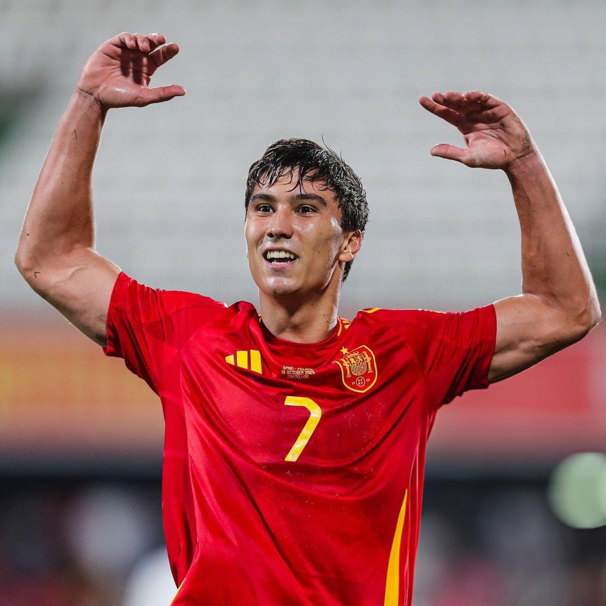 MadridXtra's tweet image. 🗣️ David Villa: “Gonzalo García has proven he’s both a classic 9 and a striker with more mobility.

Maybe he doesn’t look like a very tall striker, or a pure #9 like Haaland or Llorente, but he handles himself very well in the box, creates a lot of space, and finishes well.

He’s…