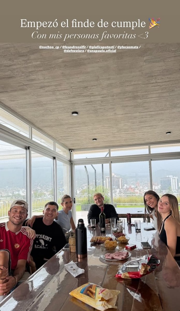 archivepoggio's tweet image. "Empezando el finde con mis personas favoritas" Juli con Lean, Ana Paula, Nacho, Giuli, Daf y Lucas su estilista💘
