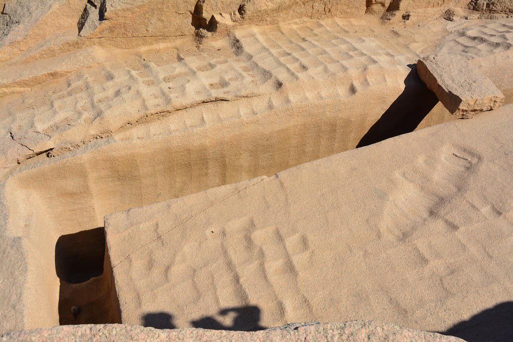 TheProjectUnity's tweet image. Uniform grids of 'scooped' rose granite at the ancient Aswan Quarry, surrounding and on top of an approx 1,200 ton unfinished obelisk. 

Keep asking questions folks, because this shit makes no sense right now.