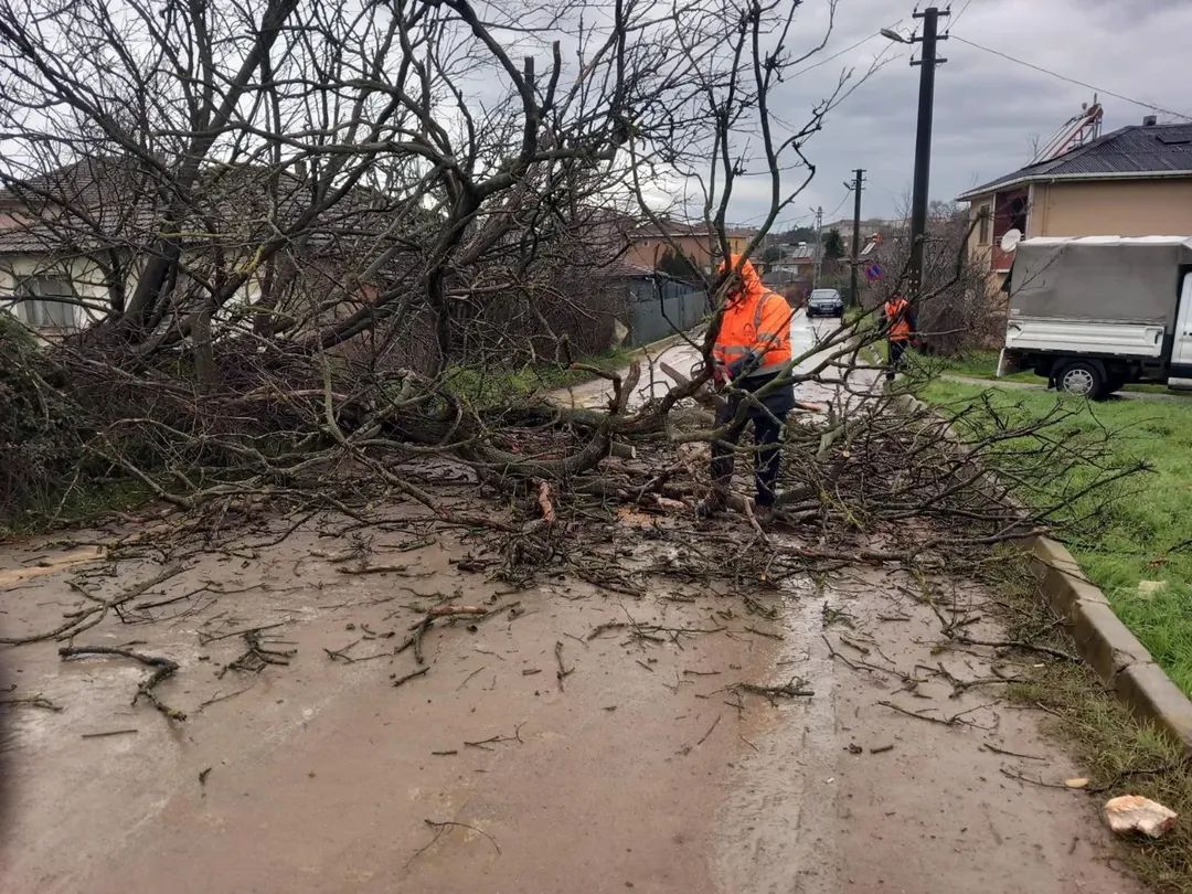 İlçemizde etkili olan olumsuz hava koşullarına karşı ekiplerimiz sahada... 

335 personelimiz ve 80 aracımızla, vatandaşlarımızın güvenliği için çalışmalarımızı sürdürüyoruz. 

Ekiplerimiz, oluşabilecek risklere karşı sahada anlık müdahalelerde bulunurken, hemşehrilerimizden de