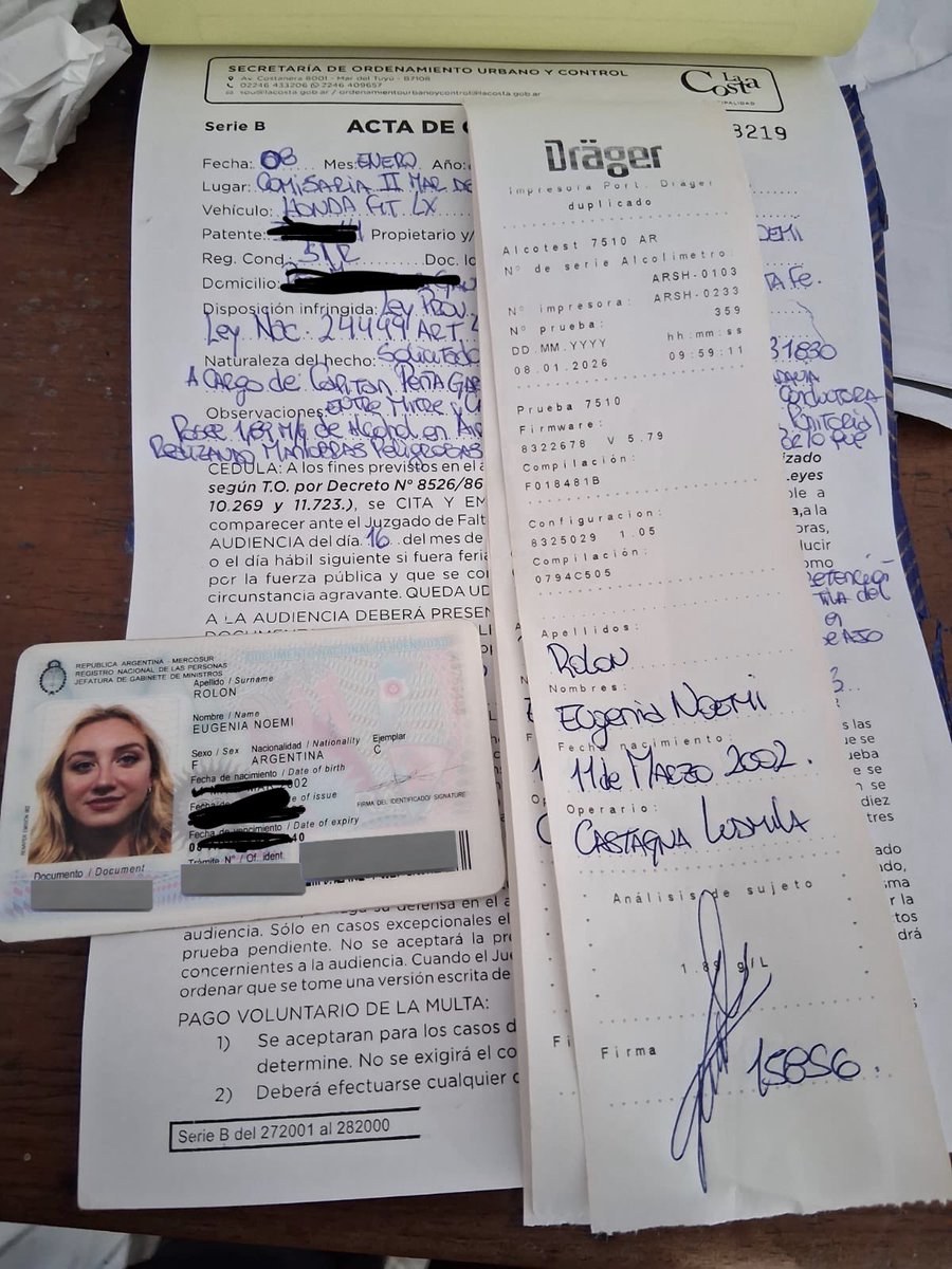 TugoNews's tweet image. La policía detuvo a la libertaria Eugenia Rolón (novia de Iñaki) porque venía manejando totalmente BORRACHA y se llevó puesto un poste, tenía 1.89 de alcohol en sangre, podría haber MATADO a alguien, tuvo que venir Iñaki a buscarla porque ella no podía ni caminar
🚨CRIMINALES🚨