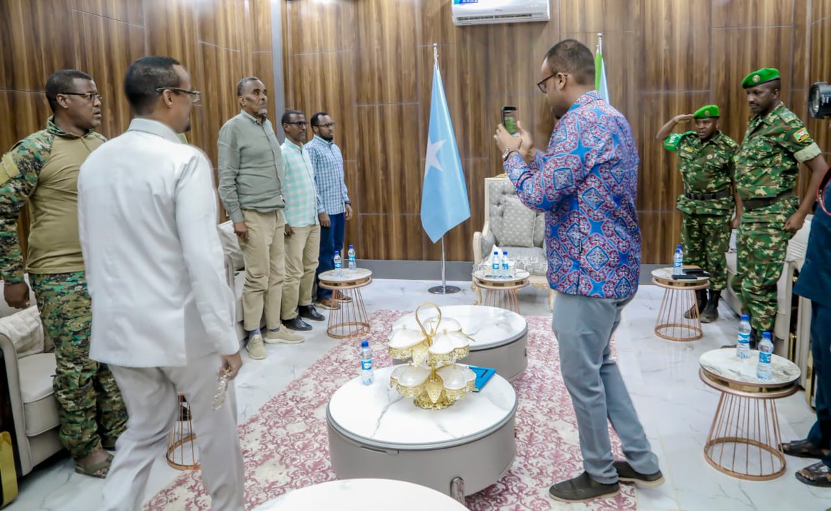 aussom_'s tweet photo. Taliyaha Qaybta 5-aad ee #AUSSOM, G/Sare Oscar Hatungimana ayaa Arbacadii Madaxtooyada #Jowhar kula kulmay Madaxweynaha #HirShabeelle Cali Cabdullaahi Xuseen (@GudlaweHussein) si ay uga wada hadlaan #amniga iyo hababka lagu xoojin karo xasilloonida gobolka.
Madaxweyne @GudlaweHussein ayaa ku baaqay in la sii wado hawlgallada wadajirka ah iyo wadaagista xogaha u dhaxeeya #AUSSOM-BNDF iyo Ciidanka Amniga Soomaaliya si sare loogu qaado amniga iyo xorriyadda dhaqdhaqaaqa.
G/Sare Hatungimana ayaa mar kale xaqiijiyay sida Guutada #Burundi ay uga go’an tahay taageeridda dadaallada Soomaaliya hoggaaminayso si loo soo celiyo #nabadda iyo #maniga Dawlad Goboleedka HirShabeelle. #AUSSOMIyoQeybaheeda