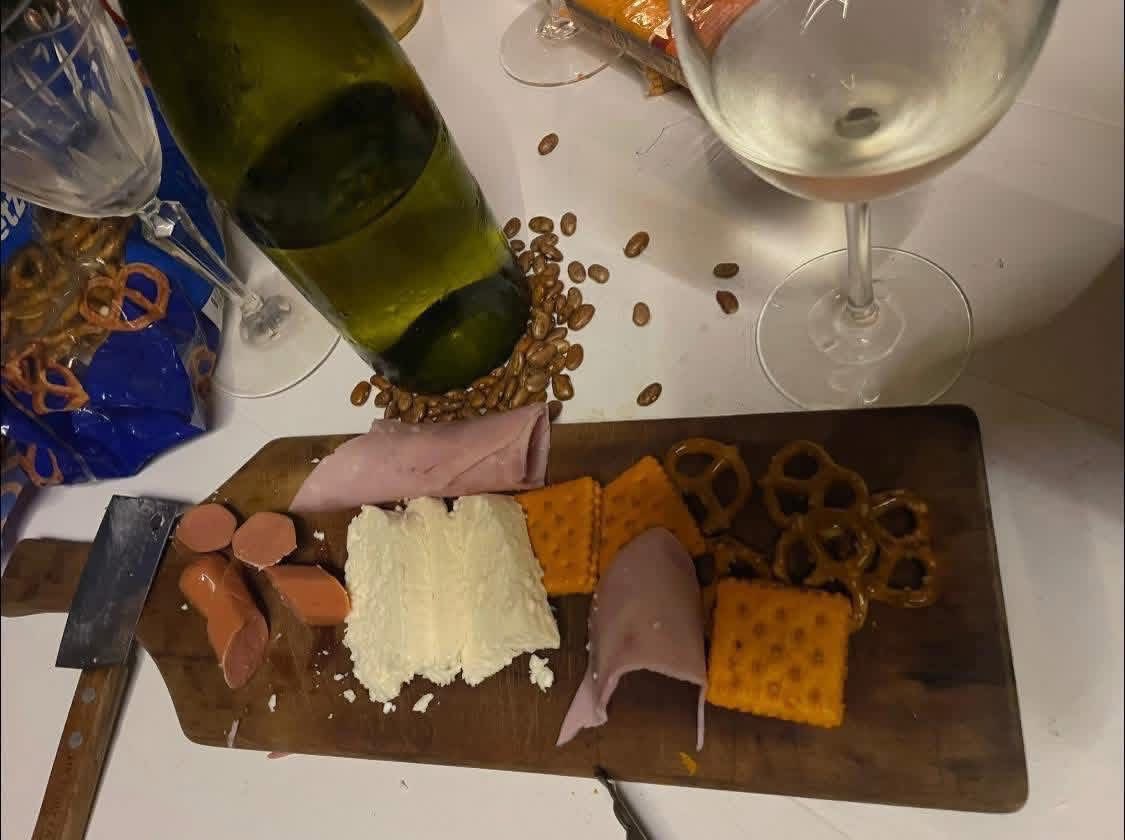 Y deja que sepan que se bajó ese vino con esta melma 🥵🤌🏼