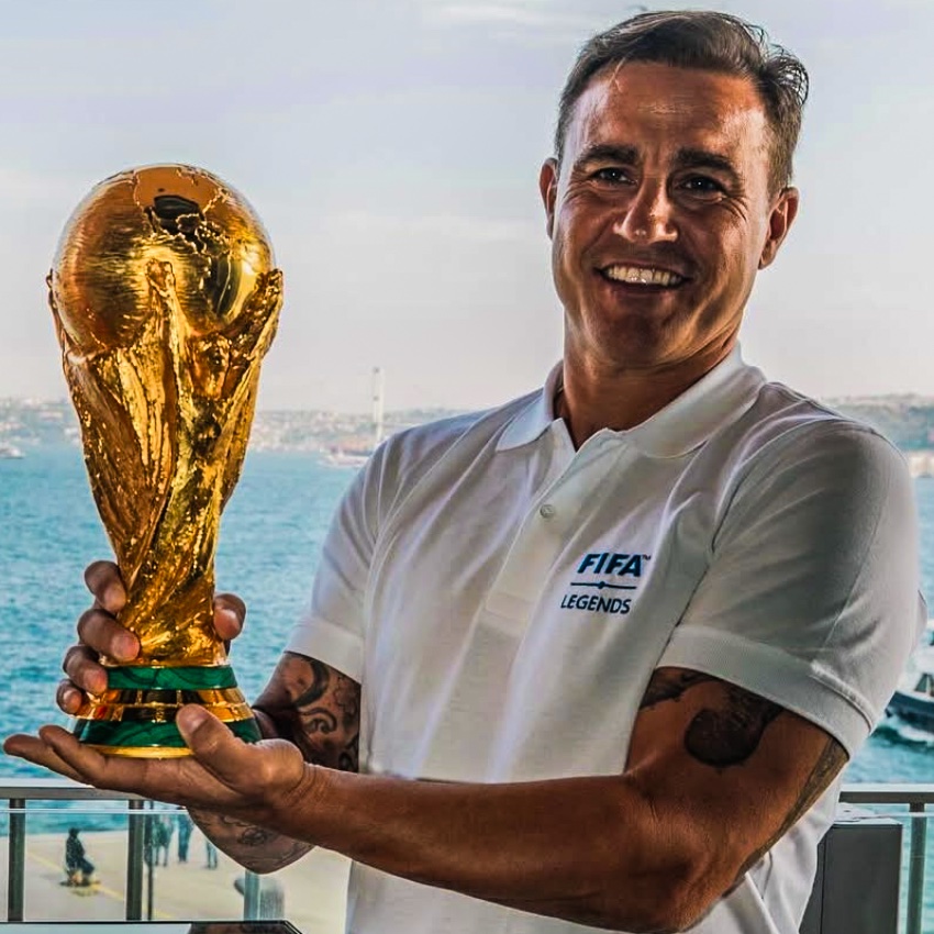 eurofootcom's tweet image. 🇮🇹❤️ Fabio Cannavaro reunited with the World Cup trophy. 🥹🏆

He won it in 2006. It was a special year for Cannavaro, as he also won the Ballon d'Or. He is the LAST ever defender to win the Ballon d'Or too.