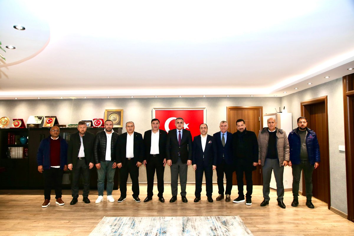 Halkalı Kamyoncular Kamyonetçiler Otobüsçüler Minibüsçüler ve Şoför Esnaf Odası Başkanlığına aday olan Sn.Abdulaziz Çam Efendi ve Genel Başkanımız heyeti ile birlikte K. Çekmece Kaymakamımız Sn.Mustafa Anteplioğlu’nu ziyaret ettiler nazik misafirperverliğnden dolayı teşekkr ederz