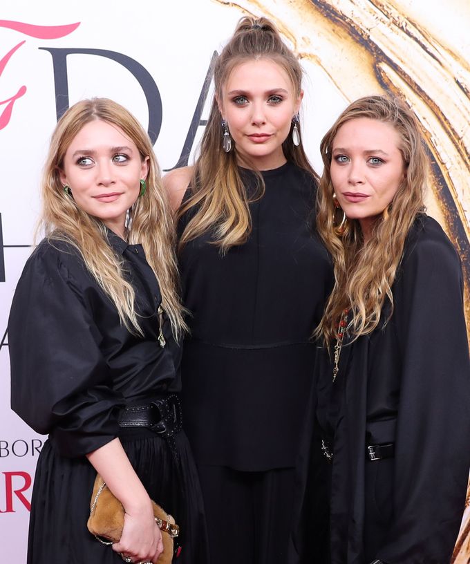 Elizabeth Olsen with her sisters, the resemblance is insane.