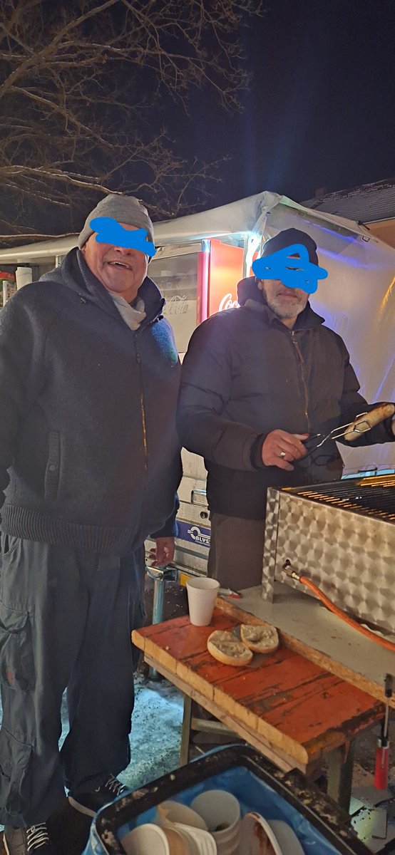 berlinerspargel's tweet image. Nein und nochmals nein Herr Bundeskanzler! 
Nicht die Armee war vor Ort, sondern wir!!! 
Wir haben drei Tage und Nächte die betroffene  Bevölkerung mit Bratwürsten, Erbseneintopf, Schrippen, Tee, Kaffee und wärmenden Worten unterstützt!!!
Es war nachts arschkalt und wir hatten…