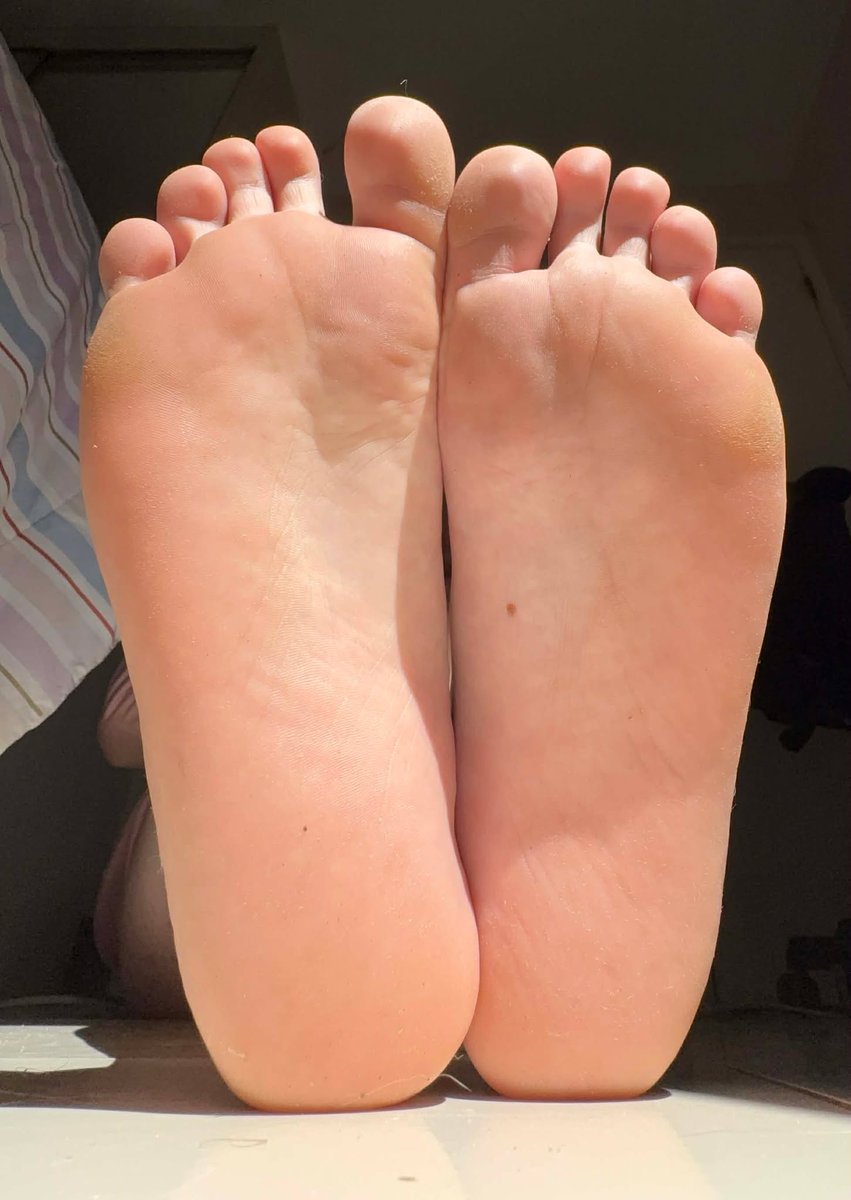 FemaleMacro's tweet image. i think my soles might look like the mt. olympus at your  size baby, but that was your choice after cheated on me with my best friend, now your job is lick my sweaty foot after a jog, if you survive i may let you enter the pleasure chambers of your goddess

#sizetwitter #giantess