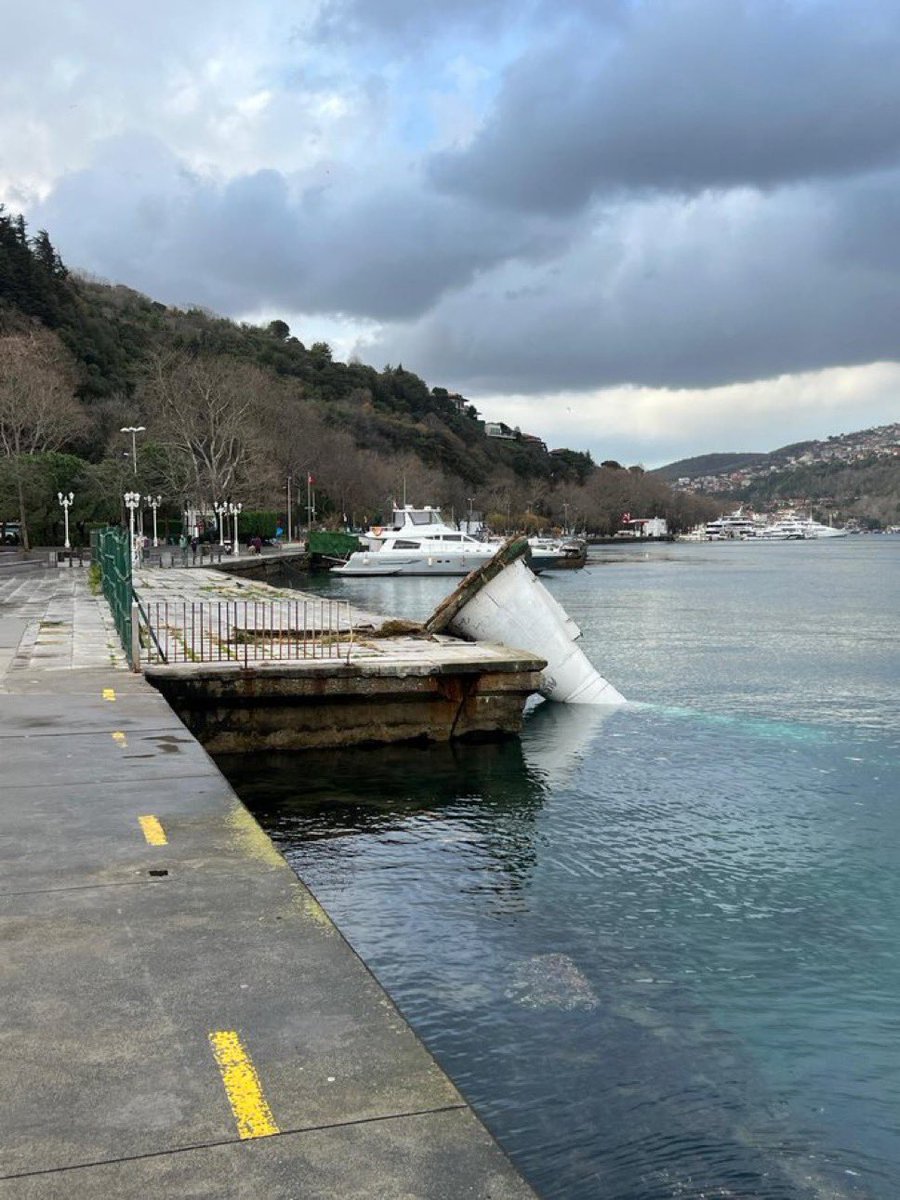 SARIYER'DE FIRTINANIN ŞİDDETİ FENERİ DEVİRDİ! 

İstanbul’da etkisini artıran şiddetli fırtına, Sarıyer sahilinde hasara yol açtı. Kireçburnu'nda bulunan deniz feneri, dev dalgalara ve rüzgara dayanamayarak denize devrildi.
 #gündem #fırtına