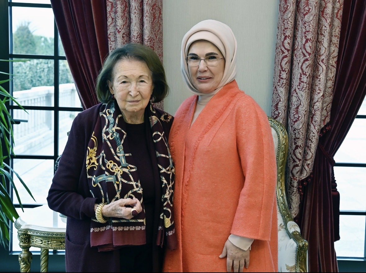 Emine hanım sokakta halı yıkarken, Semahat hanım ülkenin en zengin kadınıydı.
Erdoğan bey, inkansızlıktan nikahı Oba turistik tesisinde yapıp bedavaya getirmişti.

Elli sene sonra, Türkiye’nin en zengin ailesi kapılarını tıkladı.
Ali Koç köşede sıkışmış, holding için çanlar