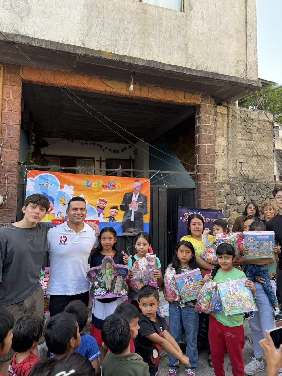iGracias a ti lo volvimos a lograr! Este día de #ReyesMagos 👑 niñas y niños de Santa María Ahuacatitlán en #Cuernavaca, recibieron sus regalos; gracias a <a href="/JuguetonAzteca/">Juguetón Azteca</a> y quienes año con año participan en nuestra colecta anual de juguetes.  #SiempreContigo 🎁+❤️=😃