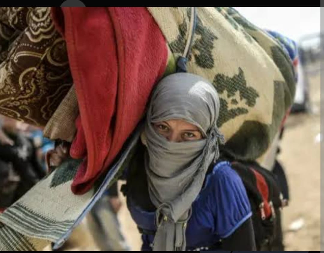 yesilsolkadin's tweet photo. 📌 Halep’te Kürt halkının yaşadığı Şêx Meqsûd ve Eşrefiye mahallelerine yönelik saldırılar, savaş ve militarist politikaların kadınlar üzerindeki yıkıcı sonuçlarını bir kez daha gözler önüne sermiştir. Yaşananlar yalnızca bir çatışma değil; kadınların yaşam alanlarına, güvenliğine, emeğine ve geleceğine yönelmiş açık bir saldırıdır.

📌 Savaş politikaları kadınlar için ölüm, yoksulluk, güvencesizlik ve zorunlu göç demektir. Bombalar yalnızca evleri değil; kadınların kurduğu dayanışma ağlarını, birlikte yaşam pratiklerini ve toplumsal bağları da hedef almaktadır. 

📌 Yerinden edilme, kadınları göç yollarında, geçici barınma alanlarında ve kuşatma altındaki mahallelerde çok yönlü şiddete daha açık hale getirmektedir. Artan bakım yükü, derinleşen yoksulluk ve görünmez kılınan emek kadınların omuzlarına yüklenmektedir.

📌 Halep’te yaşananlar, erkek egemen ve emperyalist savaş akl��nın doğrudan sonucudur. Bu akıl, halkların yaşamını hiçe sayarken en ağır bedeli yine kadınlara ve çocuklara ödetmektedir. 

📌 Kadınların yaşadığı mahallelerin hedef alınması, aynı zamanda kadınların toplumsal hayatta kurduğu sözün, iradenin ve örgütlü mücadelenin bastırılmak istenmesidir. 

📌 Kürt kadınlarının yıllardır inşa ettiği eşitlikçi ve özgürlükçü yaşam pratikleri açıkça saldırı altındadır.
Bir yandan barış söylemleri kurulurken, diğer yandan sınır ötesinde tehdit diliyle yürütülen politikalar derin bir çelişki yaratmaktadır. 

📌 Halkların güvenliği adı altında sivillerin hedef alınması, kadınların yaşam hakkının yok sayılması kabul edilemez. Barış; bombalarla, zorunlu göçle ve yerinden etmeyle değil, halkların eşitliğini ve kadınların özgürlüğünü esas alan bir anlayışla mümkündür.

📌 Bugün cihatçı ve gerici güçlerin, yüz binlerce sivilin yaşadığı bölgeleri hedef alması; küresel güçlerin onayı ve bölgesel iktidarların sessizliğiyle sürmektedir. 

📌 Bu saldırılar nüfusu yerinden etmeyi, yaşam alanlarını dağıtmayı ve toplumsal yapıyı zorla dönüştürmeyi amaçlamaktadır. Bu durum açık bir insanlık suçudur.
Yeşil Sol Kadın Meclisi olarak bir kez daha söylüyoruz:

📌 Kadınların yaşamı savaşın aracı haline getirilemez.
Sivillerin, kadınların ve çocukların hedef alındığı hiçbir politikayı kabul etmiyoruz.

📌 Sınır ötesinde savaşı büyüten, halkları yerinden eden, kadınları güvencesizliğe mahkûm eden anlayışlara karşı barışı savunuyoruz.
Bombaların sustuğu, kadınların yerinden edilmediği, eşit ve özgür bir yaşamın mümkün olduğu bir gelecek için mücadelemizi sürdüreceğiz. Halep’teki kadınlarla dayanışma içindeyiz. Kadınların yaşam hakkı, onuru ve özgürlüğü ortak mücadelemizdir.

Yeşil Sol Kadın Meclisi