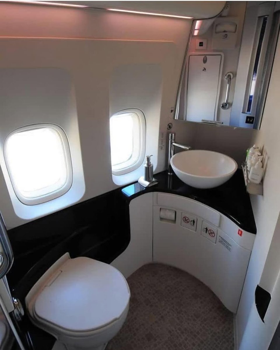 Turbinetraveler's tweet image. Passengers flying British Airways’ Boeing 747 in First Class raised eyebrows over lavatories redesigned with windows — and no blinds.
One passenger heading to New York reportedly complained about the lack of privacy.

A stewardess reportedly responded, “Madam, if someone is…