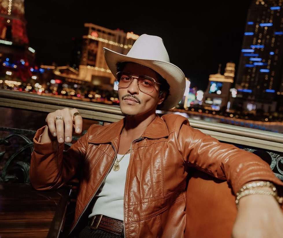 talkofthecharts's tweet image. The lead single off of Bruno Mars’ upcoming album ‘The Romantic’ will be released tonight.