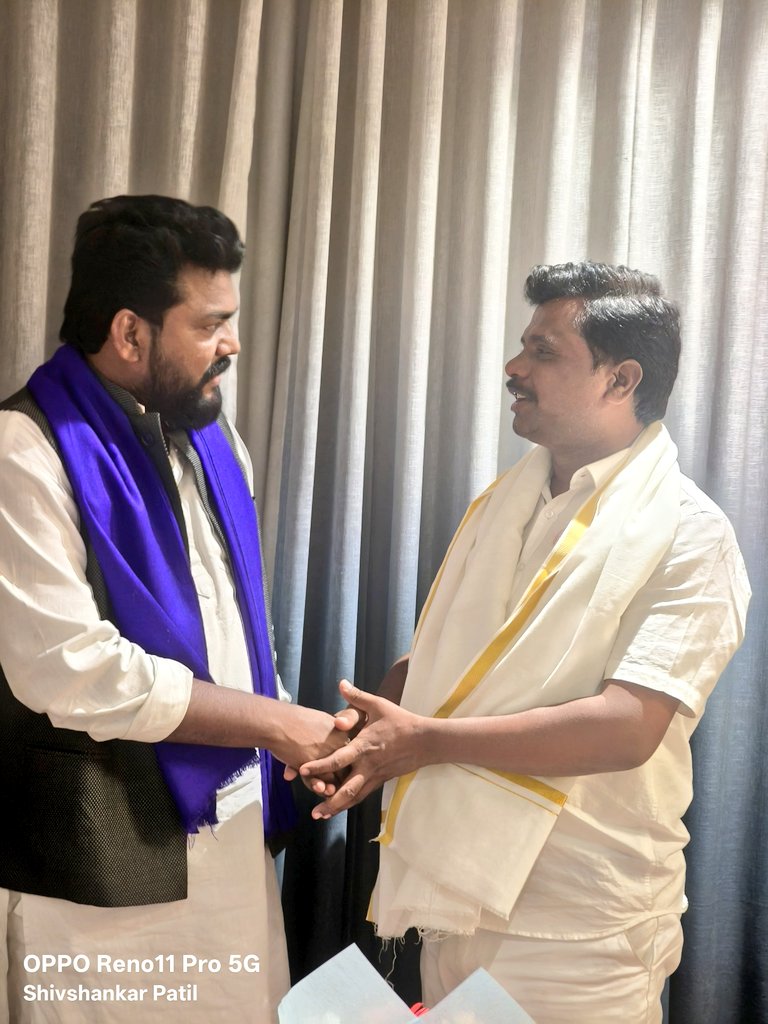 पॅन्थरची भेट आणि चर्चा..
प्रत्येक प्रश्नांवर आवाज उठवणारे कणखर नेते, पिडीत-शोषित-दलित, दिन-दूबळ्यांच्या आवाज होऊन काम करणारे नेतृत्व,ऑल इंडिया पॅन्थर सेनेचे संस्थापक अध्यक्ष <a href="/deepakkedardk/">Deepak Kedar</a> यांची आज भेट घेऊन सद्यस्थितीतल्या परिस्थितीची सविस्तर चर्चा केली.
#AllindiaPantherSena